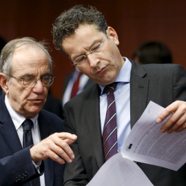 El ministro de Finanzas de Italia, Pier Carlo Padoan habla con el ministro de Finanzas holandés y presidente del Eurogrupo, Jeroen Dijsselbloem (derecha).- REUTERS
