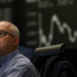 Un operador de la bolsa de Fráncfort. REUTERS/Ralph Orlowski