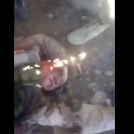 El cuerpo de piloto ruso tras caer en un zona dominada por rebeldes sirios. / (Captura de Youtube)