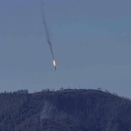 Captura de video facilitada por el canal de televisión HaberTurk que muestra un avión que deja una estela de fuego a medida que cae tras ser derribado cerca de la frontera entre Siria y Turquía. / EFE