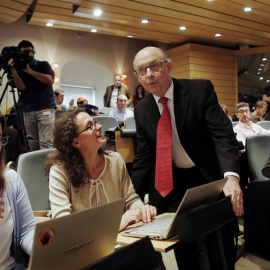 El ministro de Hacienda, Cristóbal Montoro, con los periodistas antes de la rueda de prensa que ha ofrecido para informar de los datos de ejecución presupuestaria hasta octubre. EFE/Sergio Barrenechea