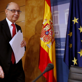 El ministro de Hacienda, Cristóbal Montoro, antes de la rueda de prensa que ha ofrecido para informar de los datos de ejecución presupuestaria hasta octubre. EFE/Sergio Barrenechea