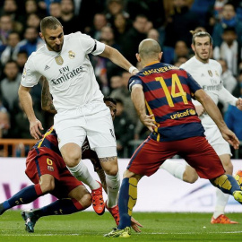 Karim Benzema durante el partido contra el Barcelona el sábado en el Bernabéu./EFE