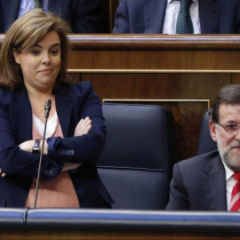 La vicepresidenta Soraya Sáenz de Santamaría junto al presidente del Gobierno Mariano Rajoy. EFE