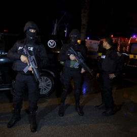 Policías y ambulancias, en el lugar del atentado en Túnez. REUTERS/Zoubeir Souissi