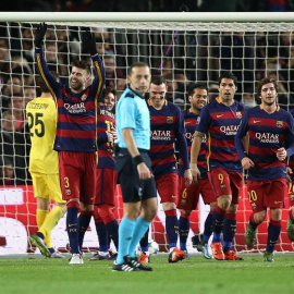 El defensa del FC Barcelona, Gerard Piqué (i), celebra el cuarto gol del equipo blaugrana, durante el encuentro correspondiente a la fase de grupos de la Liga de Campeones, que disputan esta noche frente a la Roma en el estadio del Camp Nou