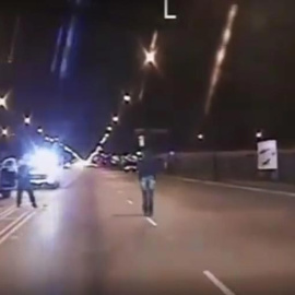 Captura de vídeo del disparo fatal al joven de 17 años Laquan McDonald en la ciudad de Chicago. / EFE