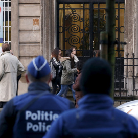 La policía belga vigila la entrada de un colegio de secundaria. REUTERS/Francois Lenoir