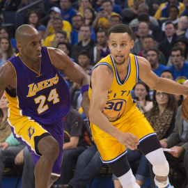 Stephen Curry, Warriors, intenta driblar a Kobe Bryant, Lakers. /REUTERS