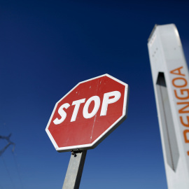 El logo de Abengoa en la torre de la planta solar Solucar, en la localidad de Sanlucar la Mayor, cerca de Sevilla. REUTERS/Marcelo del Pozo