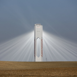 El logo de Abengoa en la torre de la planta solar Solucar, en la localidad de Sanlucar la Mayor, cerca de Sevilla. REUTERS/Marcelo del Pozo