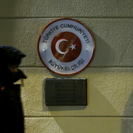 Un policía ruso vigila la embajada turca en Moscú. REUTERS/Maxim Shemetov