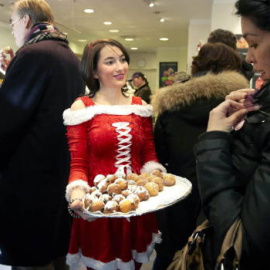 Una joven sirve postres navideños en una pastelería.- EFE