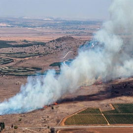 Captura de un vídeo facilitada por el canal de televisión HaberTurk que muestra una columna de humo en el lugar donde se estrelló un caza ruso tras ser derribado cerca de la frontera entre Siria y Turquía. EFE/Haberturk Tv Channel