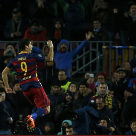 Luis Suárez celebrando uno de sus dos goles contra la Roma anoche en el Camp Nou. /REUTERS
