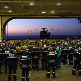 Marineros del portaaviones 'Charles de Gaulle', el buque insignia de la Marina Francesa desplegado en las aguas cercanas a Siria, esperan la llegada en helicóptero de Pierre de Villiers, general en jefe de la ofensiva. ANNE-CHRISTINE POUJOU