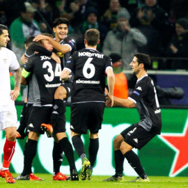 El jugador del Borussia Mönchengladbach Lars Stindl celebra su tanto ante el Sevilla. / EFE