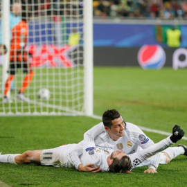 Cristiano Ronaldo celebra con Gareth Bale uno de sus goles ante el Shakhtar Donetsk. / EFE