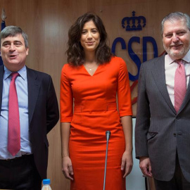 La tenista Garbiñe Muguruza, escoltada por el ministro de Educación, Cultura y Deporte, Íñigo Méndez de Vigo, y el presidente del CSD, Miguel Cardenal, el pasado jueves al recibir la medalla de bronce de la Real Orden del Mérito. /EFE