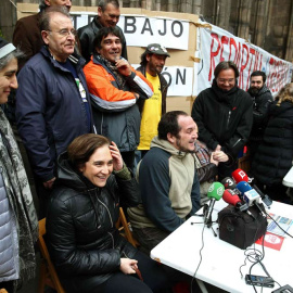 Teresa Forcades y Ada Colau junto al diputado de la CUP, David Fernández. /TONI ALBIR (EFE)