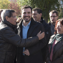 El candidato de Unidad Popular-IU a la presidencia del Gobierno, Alberto Garzón (c), es saludado durante su visita en Granada. EFE/Miguel Ángel Molina