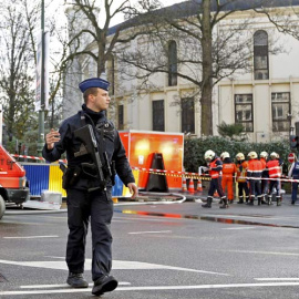 Un policía belga patrulla delante de la Gran mezquita de Bruselas. / REUTERS