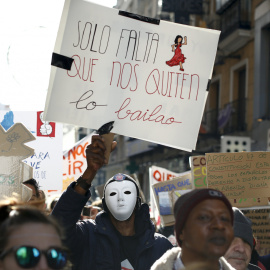 Un manifestante sujeta una pancarta que pone: "Solo falta que nos quiten lo bailao", en la protesta convocada por la plataforma "Nadie Sin Hogar", en Madrid. 26 de noviembre de economía 2015. REUTERS / Paul Hanna
