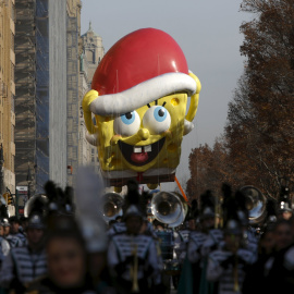 Un globo de "Bob Esponja" flota al oeste de Central Park durante el 89º Desfile del Día de Acción de Gracias de Macy en la ciudad de Manhattan de Nueva York, 26 de noviembre de 2015. REUTERS / Andrew Kelly