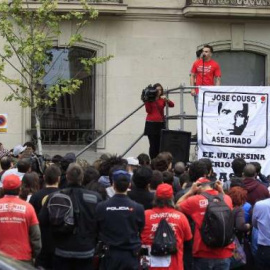Familiares y amigos de José Couso concentrados ante la embajada de EEUU en Madrid para exigir justicia. EFE
