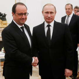El presidente ruso, Vladímir Putin (d), saluda a su homólogo francés, François Hollande (i), en el Kremlin de Moscú, Rusia, hoy 26 de noviembre de 2015. Putin y Hollande se reunieron hoy para coordinar la lucha contra el terrorismo yihadist