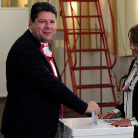 Fabián Picardo ejerce su derecho al voto durante las elecciones en Gibraltar. / CARRASCO RAGEL ( EFE)