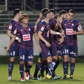 Los jugadores del Éibar celebran un gol ante el Celta el pasado 26 de septiembre. /AFP