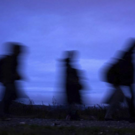 Refugiados esperan para poder cruzar la frontera entre Macedonia y Serbia cerca de la ciudad de Gevgelija, Macedonia. El número de refugiados que transita hacia Europa Occidental por la ruta de los Balcanes ha descendido en los últimos días