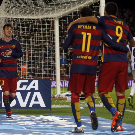 Nyemar y Suárez corren a abrazarse con Messi. /REUTERS