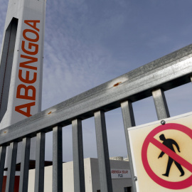 Torre de la planta solar Solucar, de Abengoa, en la localidad sevillana de Sanlucar la Mayor. REUTERS/Marcelo del Pozo