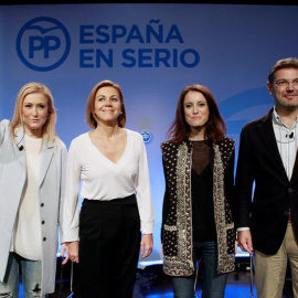 La presidenta de la Comunidad de Madrid, Cristina Cifuentes; la secretaria general del PP, María Dolores de Cospedal; la vicesecretaria de Estudios del partido, Andrea Levy, y el ministro de Justicia, Rafael Catalá (i-d), durante la present