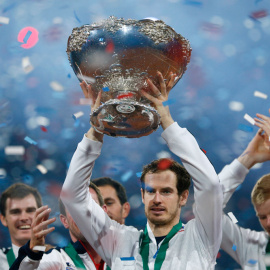 Andy Murray levanta el trofeo de la Copa Davis. /REUTERS