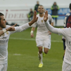 Gareth Bale celebra con James su gol ante el Éibar. /REUTERS