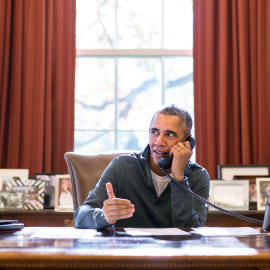 Obama hablando por teléfono desde el Despacho Oval el día de Acción de Gracias. /REUTERS