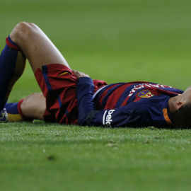 Neymar, jugador del Barcelona, tendido sobre el césped. REUTERS