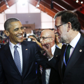 El presidente del Gobierno, Mariano Rajoy, charla con el presidente estadounidense, Barack Obama, durante la sesión inaugural de la cumbre del Clima (COP21) que se celebra en Le Bourget, cerca de París (Francia). EFE/YOAN VALAT