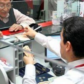 Empleado de un banco atiende a un cliente