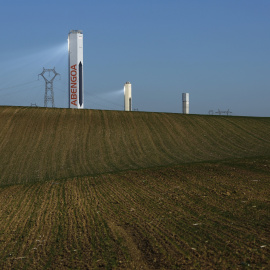 Torres de la planta solar Solúcar, de Abengoa, cerca de Sevilla. REUTERS / Marcelo del Pozo