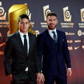 Los jugadores del Real Madrid, el colombiano James Rodriguez (i) y Sergio Ramos posan a su llegada a la gala de los premios de La Liga. /EFE