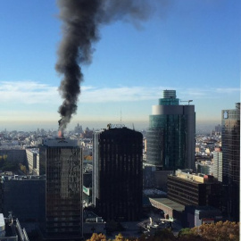 Imagen del incendio en la azotea de un edificio en Azca, Madrid. @EricFrattini