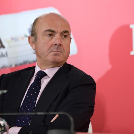 El ministro de Economía y Competitividad, Luis de Guindos, durante la conferencia impartida en un desayuno informativo organizado por El Día de Valladolid y Banco Popular. EFE