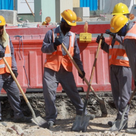 Foto de archivo de varios trabajadores en la construcción de un estadio en Doha. /AFP
