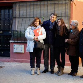 Ignacio González, en una imagen de archivo, entrega las llaves de una vivienda protegida a una familia.- MADRID.ORG