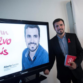 -El candidato de IU a la Presidencia del Gobierno, Alberto Garzón, y la imagen de su campaña electoral.- EFE