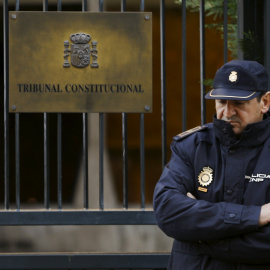 Un agente de Policía, de guardia en la entrada del Tribunal Constitucional. REUTERS